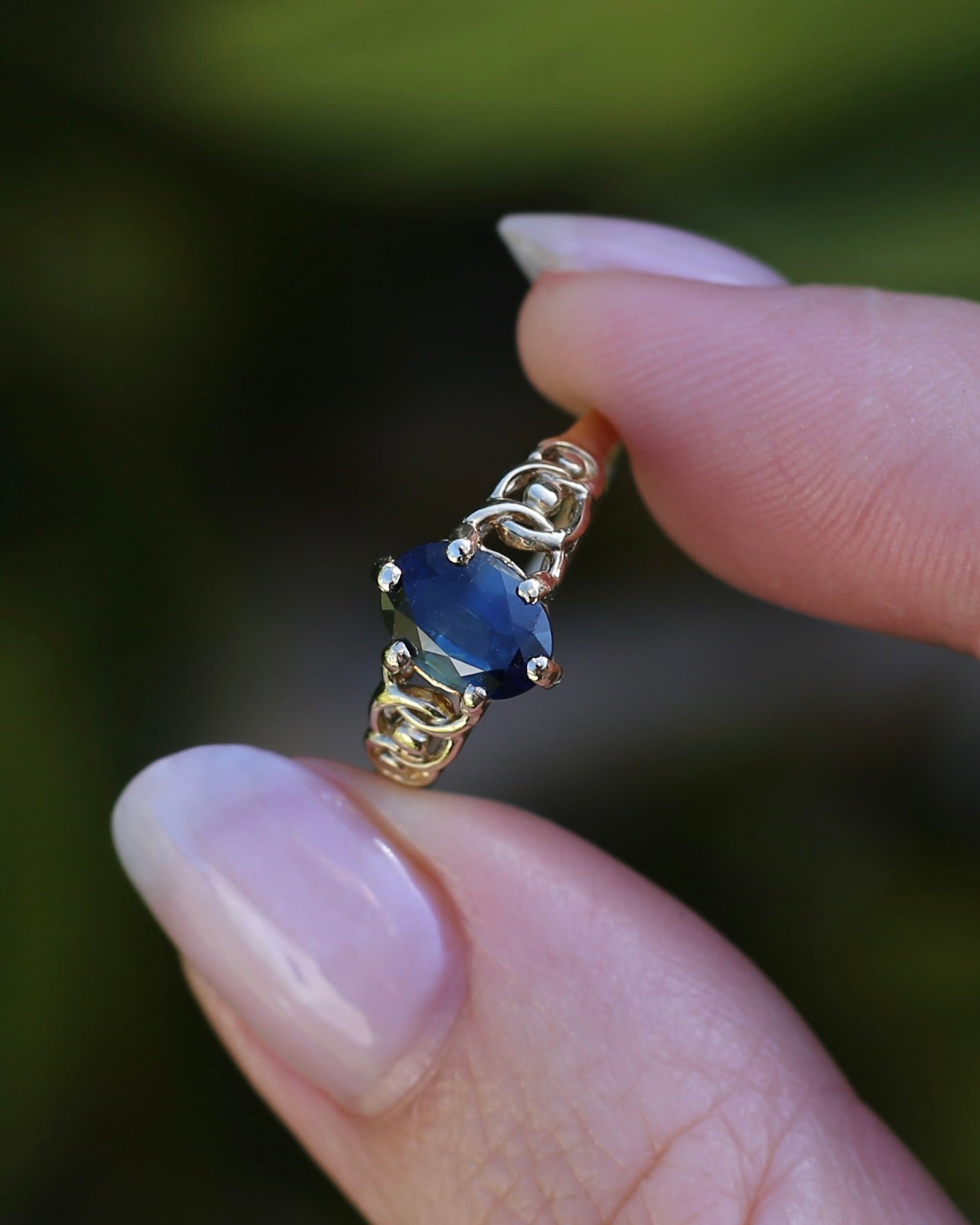 1.5ct Natural Australian Sapphire in 6 Claw Set Ring with Rope Detail Shoulders, 9ct Yellow Gold, size 8 or Q, 1.79g