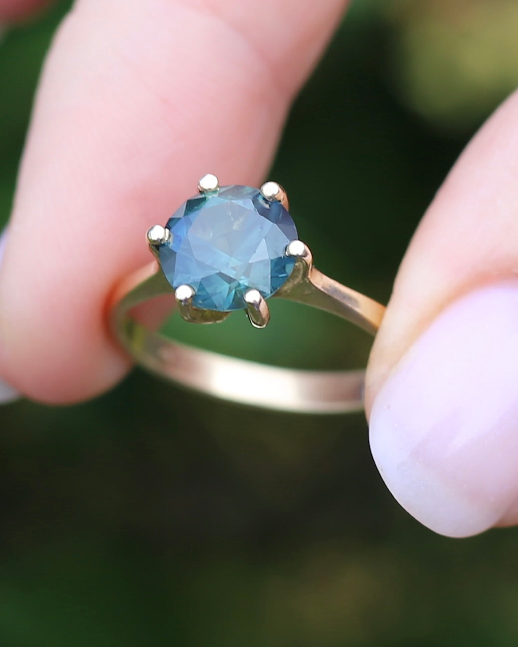 2.95ct Unheated Parti Sapphire Solitaire, 9ct Yellow Gold, size O or 7.5, 3.05g
