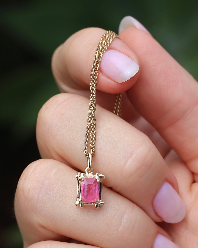 0.65ct pink tourmaline Handmade Pendant, 9ct Yellow Gold, 1.11g