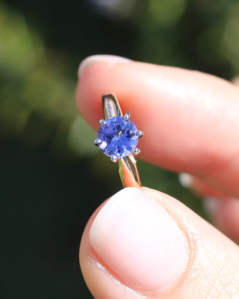 1ct Natural Tanzanite 6 Claw Ring, 10ct Rose and White Gold, size N1/2 or just under 7, 2.49g