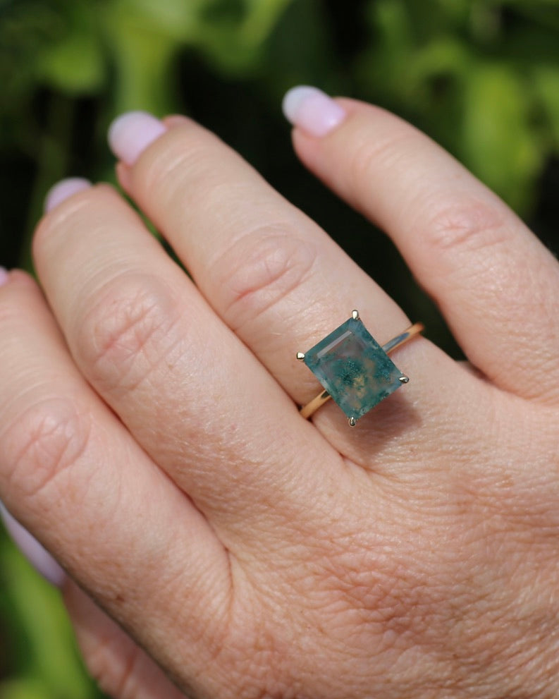 3.7ct Emerald Cut Moss Agate Ring, 9ct Yellow Gold, size Q1/2 or 8.25, 3.0g