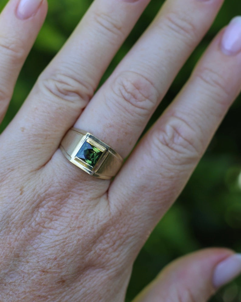 Circa 1950s 2.05ct Natural Unheated Parti Sapphire Signet Ring, 18ct Yellow Gold, size T1/2 or just under 10, 6.59g