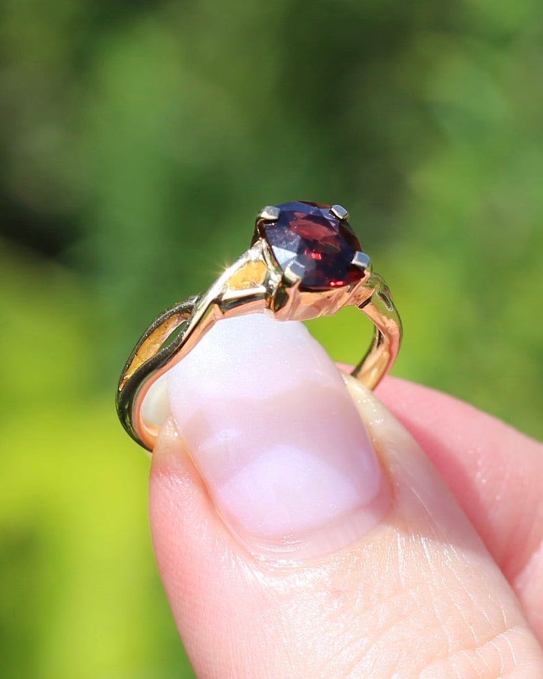 1.35ct Cushion Cut Deep Red Natural Spinel, 18ct Yellow Gold, size M1/2 or just under 6.5, 3.75g