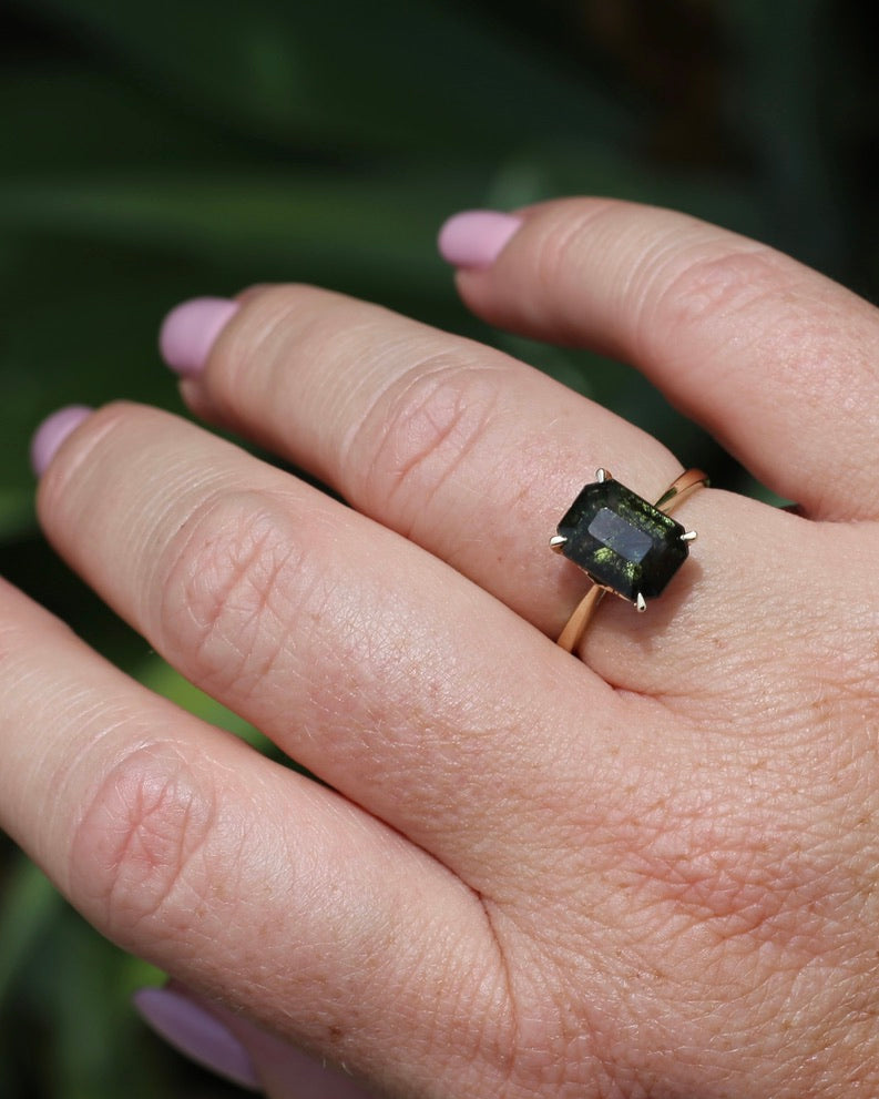 Unique Emerald Cut Ludwigite Peridot Ring, 4 claw, 9ct Yellow Gold, size O or 7.25, 2.87g