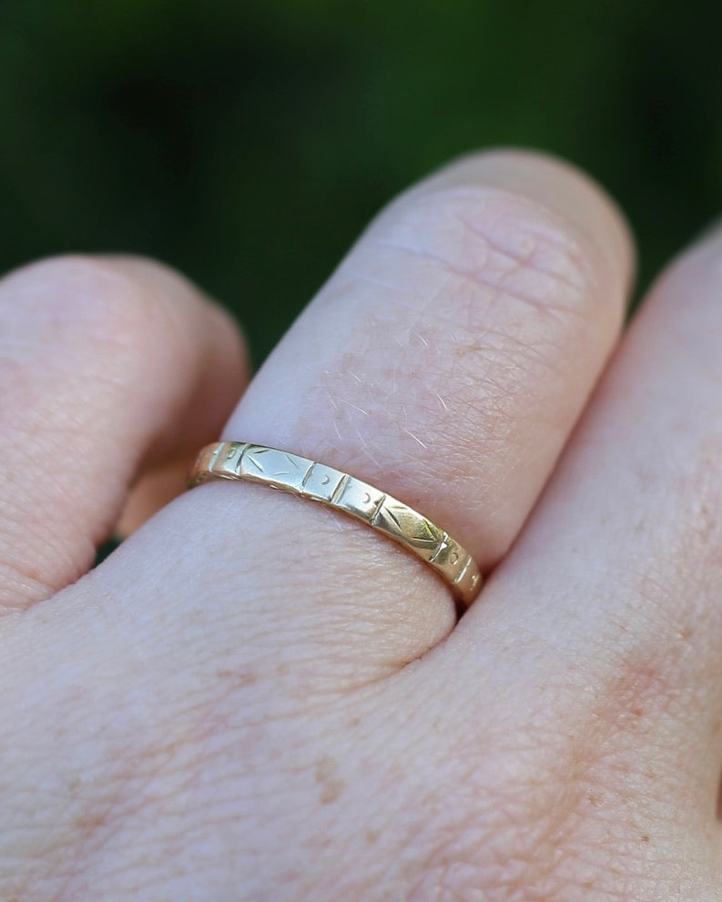 Early Australian "APEX" Patterned Wedder by Rodd and co., 18ct Yellow Gold, size O or 7.25, 2.3g