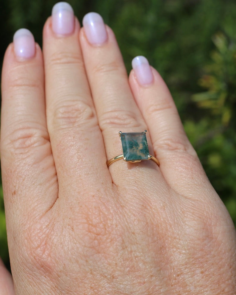3.7ct Emerald Cut Moss Agate Ring, 9ct Yellow Gold, size Q1/2 or 8.25, 3.0g