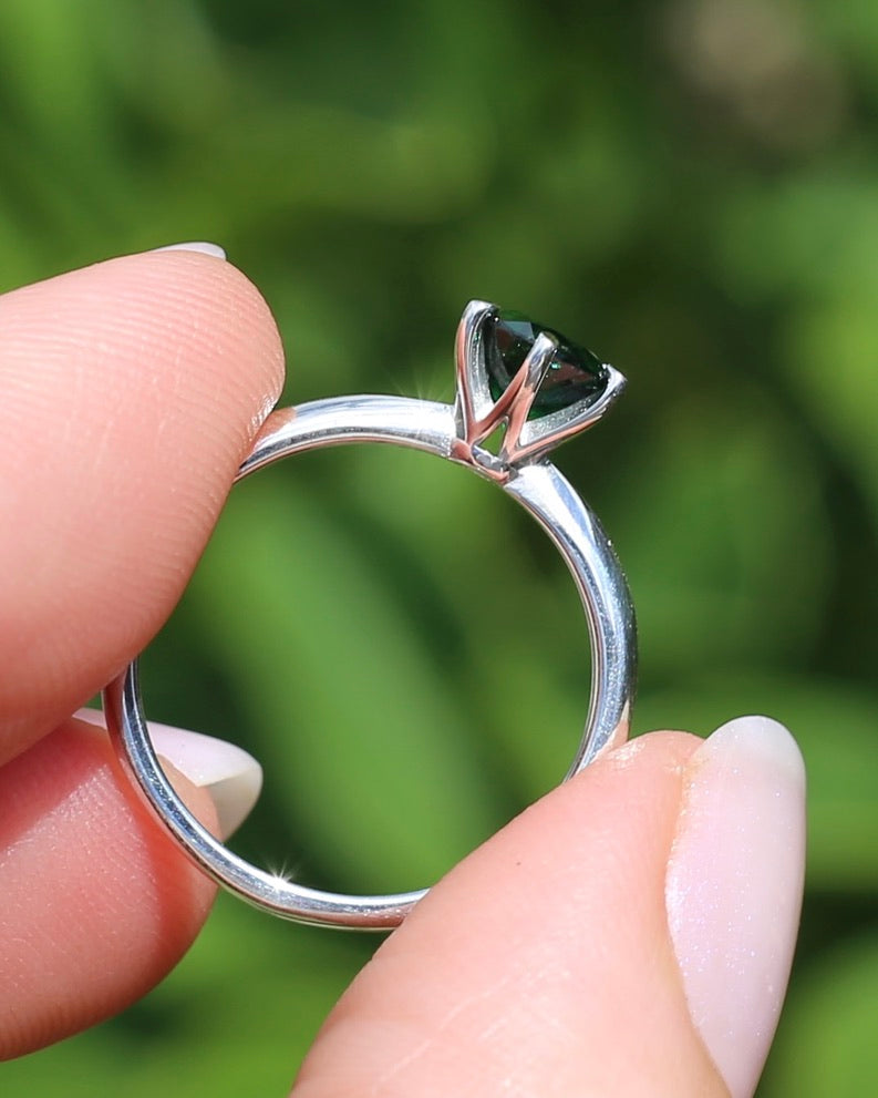 1.1ct Tsavorite Green Garnet in 6 Claw Solitaire Ring, Sterling Silver, size N or 6.75, 1.85g
