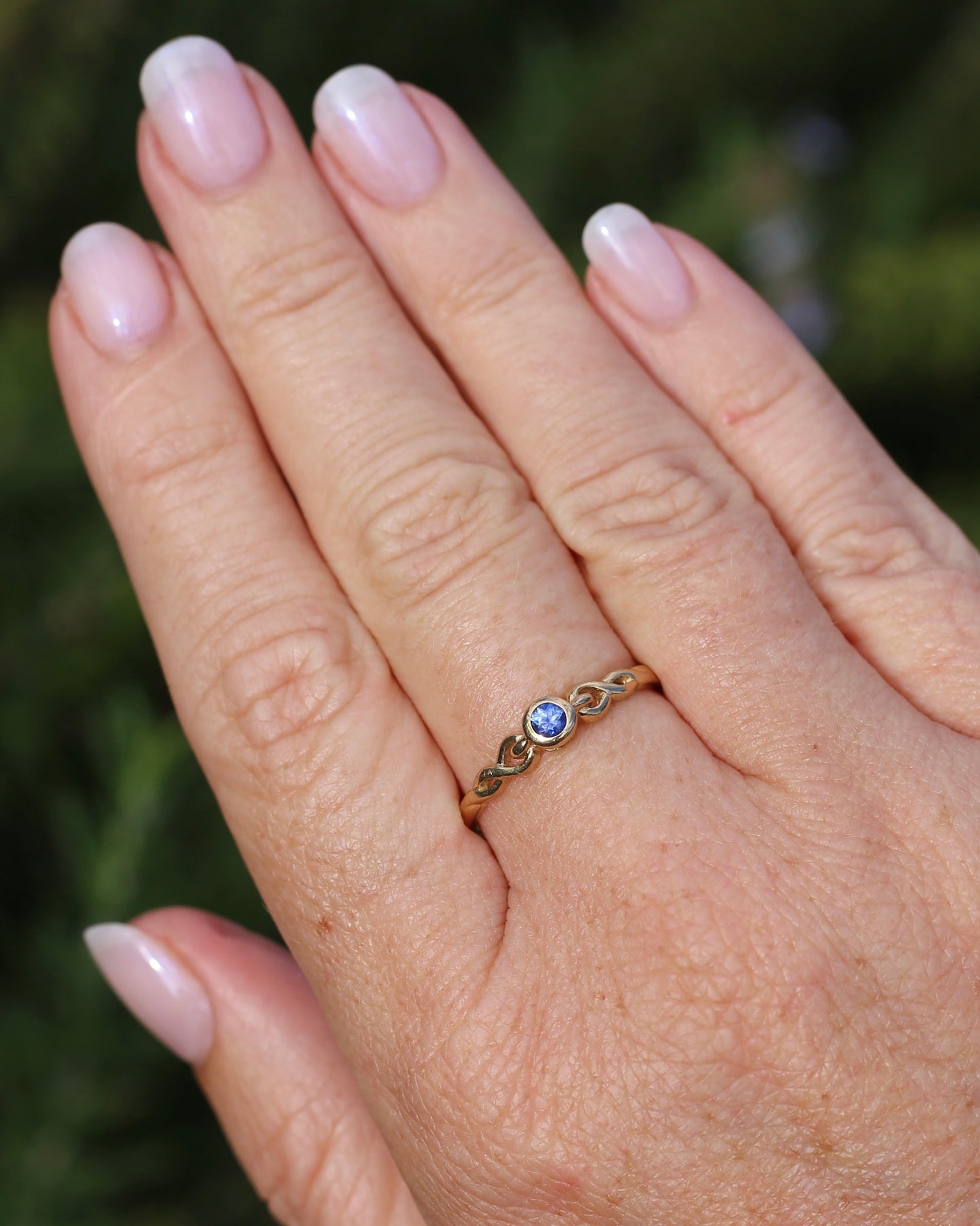 Bezel Set Bright Blue Sapphire Ring with Twisted Rope Shoulder Details, size 9.5 or just over S1/2, 1.76g
