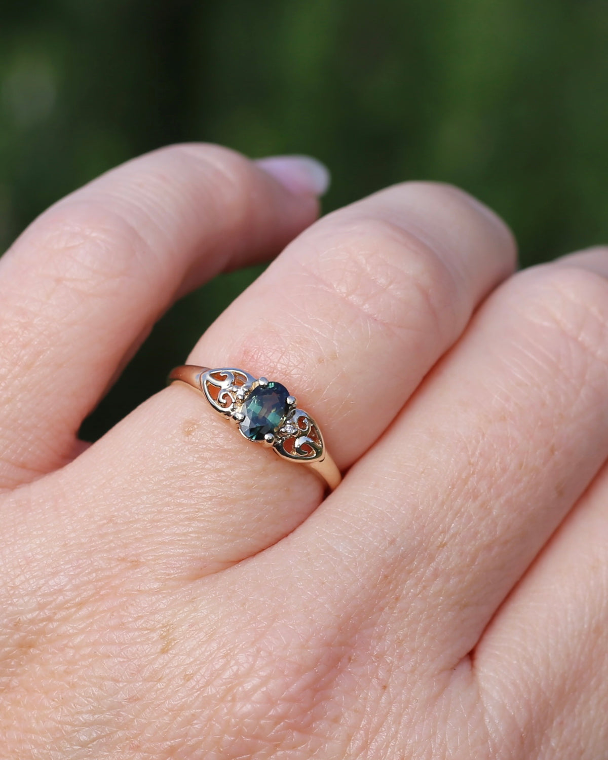 0.75ct Natural Teal Green Parti Sapphire with tiny Diamond Set Swirl Shoulders, 9ct Yellow Gold, size M1/2  or  just under 6.5, 1.44g
