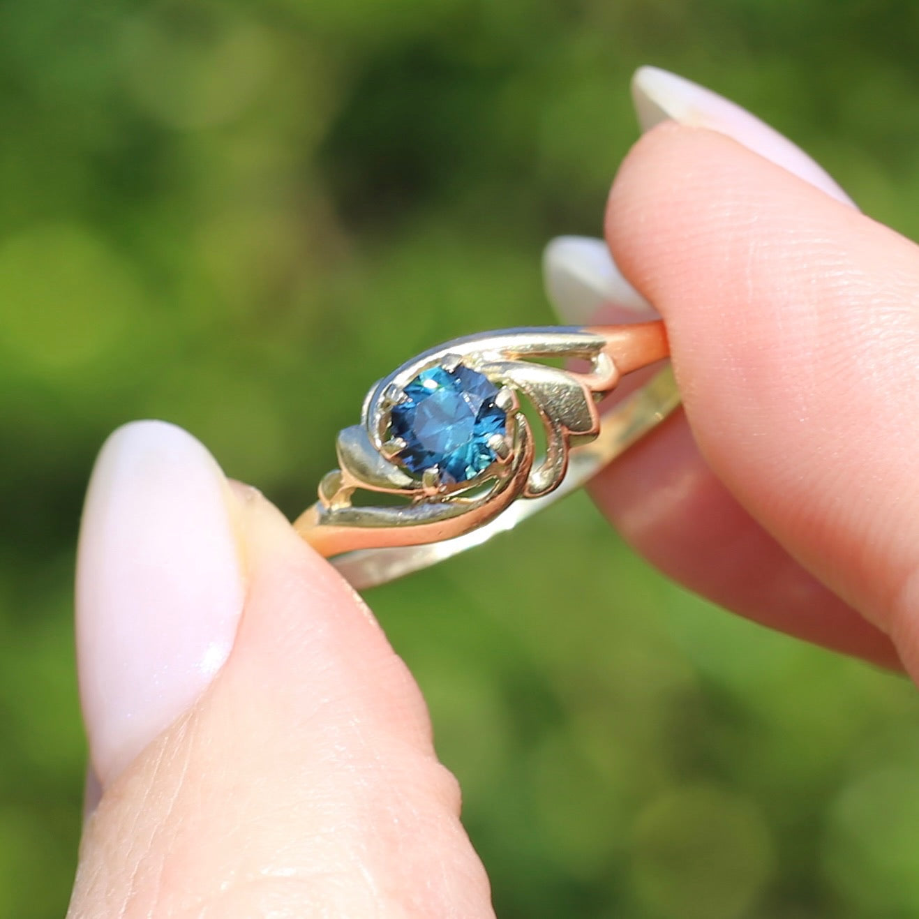 Peacock Parti Sapphire Ring, 9ct Yellow Gold, size 10 or U