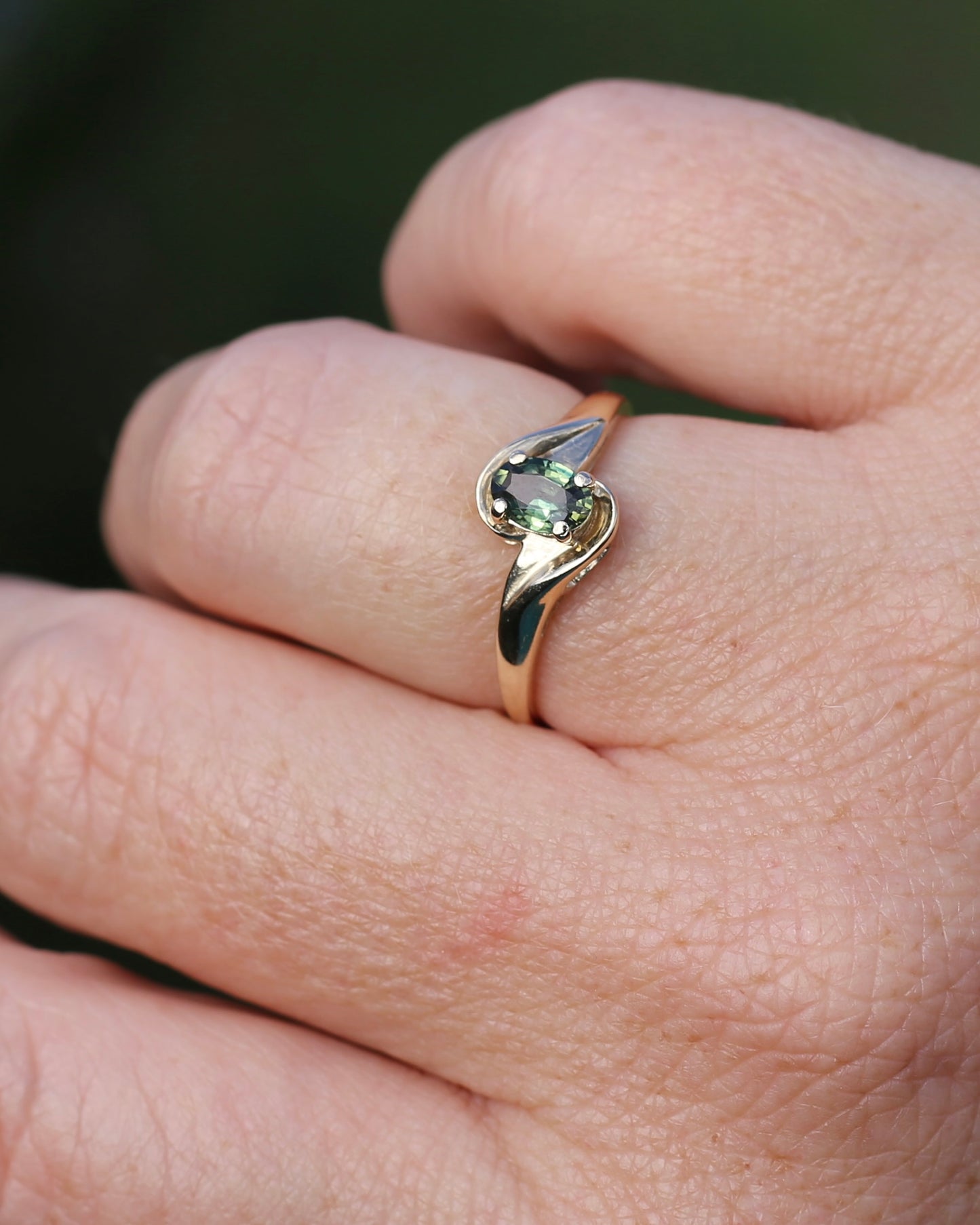 0.6ct Oval Green Australian Sapphire Ring, 10ct Yellow Gold, size N or 6.75, 1.56g