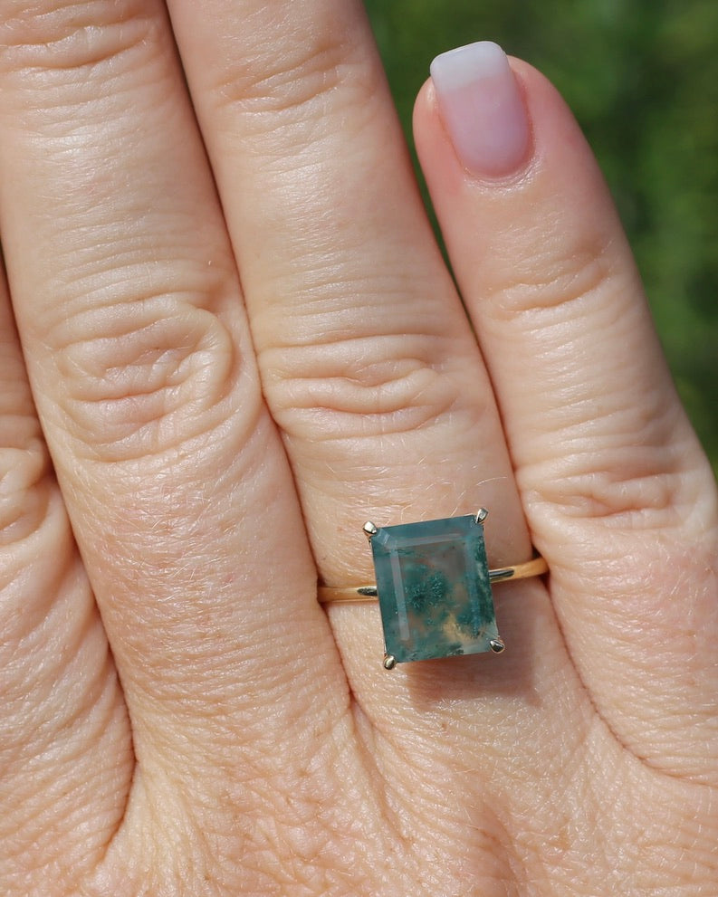3.7ct Emerald Cut Moss Agate Ring, 9ct Yellow Gold, size Q1/2 or 8.25, 3.0g