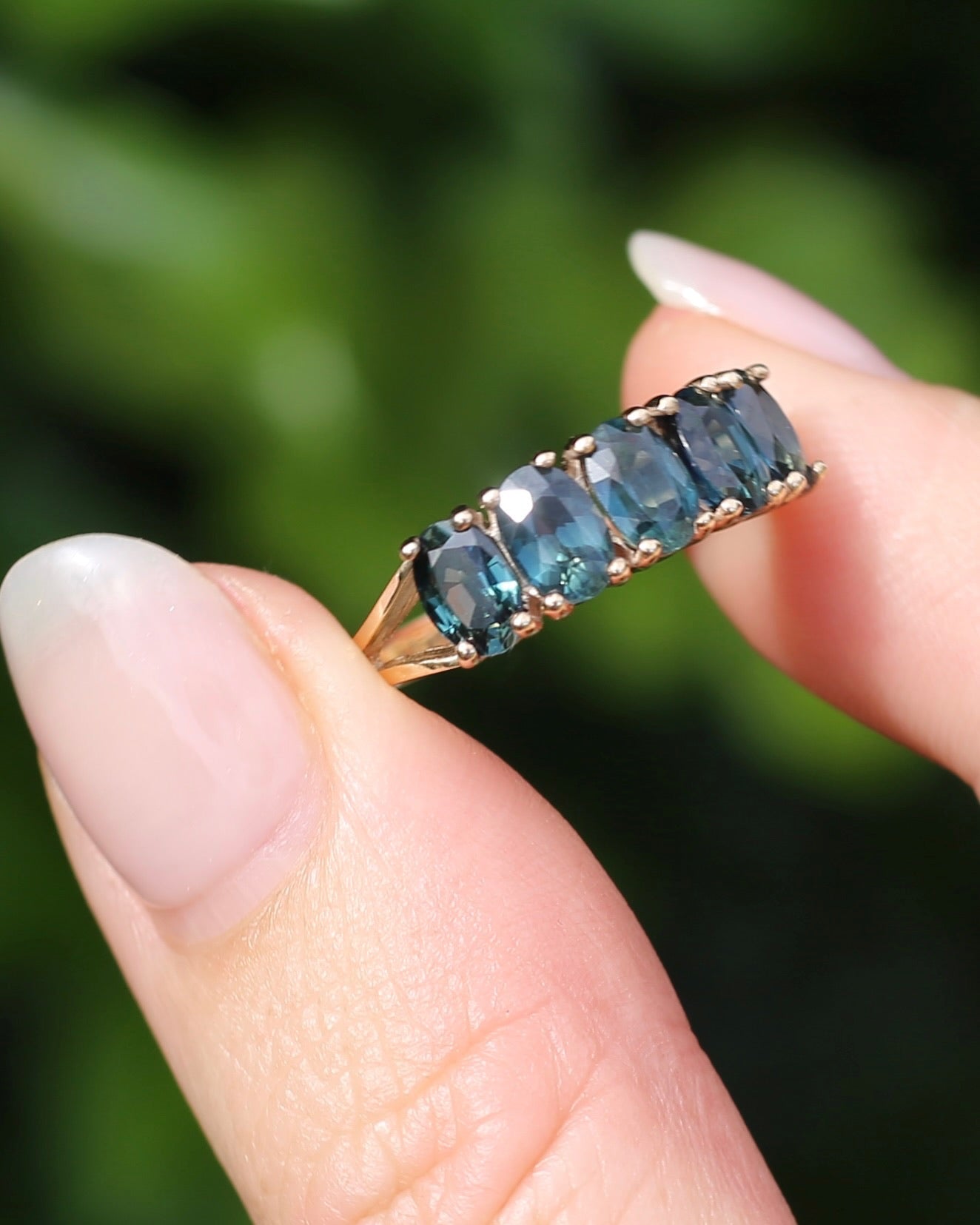 Vintage 3.25ct Five Stone Parti Sapphire Ring, 9ct Yellow Gold, size O1/2 or 7.5 with valuation, 3.05g