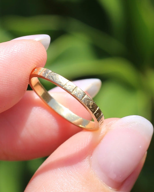 Early Australian "APEX" Patterned Wedder by Rodd and co., 18ct Yellow Gold, size O or 7.25, 2.3g