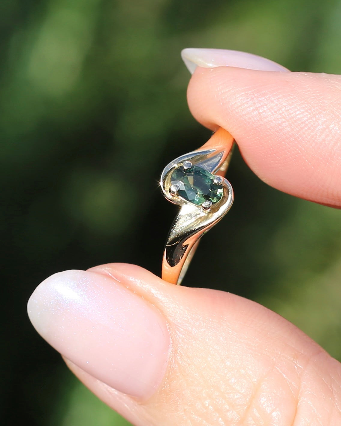0.6ct Oval Green Australian Sapphire Ring, 10ct Yellow Gold, size N or 6.75, 1.56g
