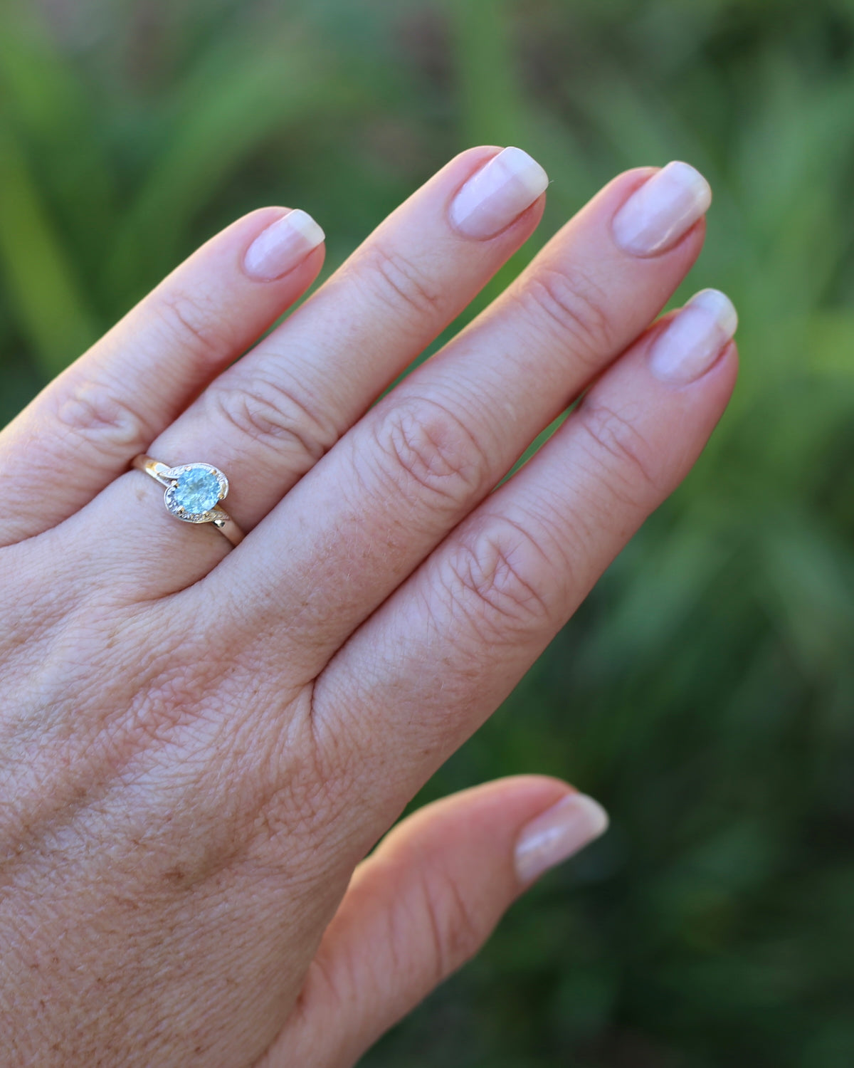 0.85ct Apatite Solitaire in Mixed Metal Solitaire, 9ct Yellow and White Gold, size 7.5 or just over O1/2, 2.1g