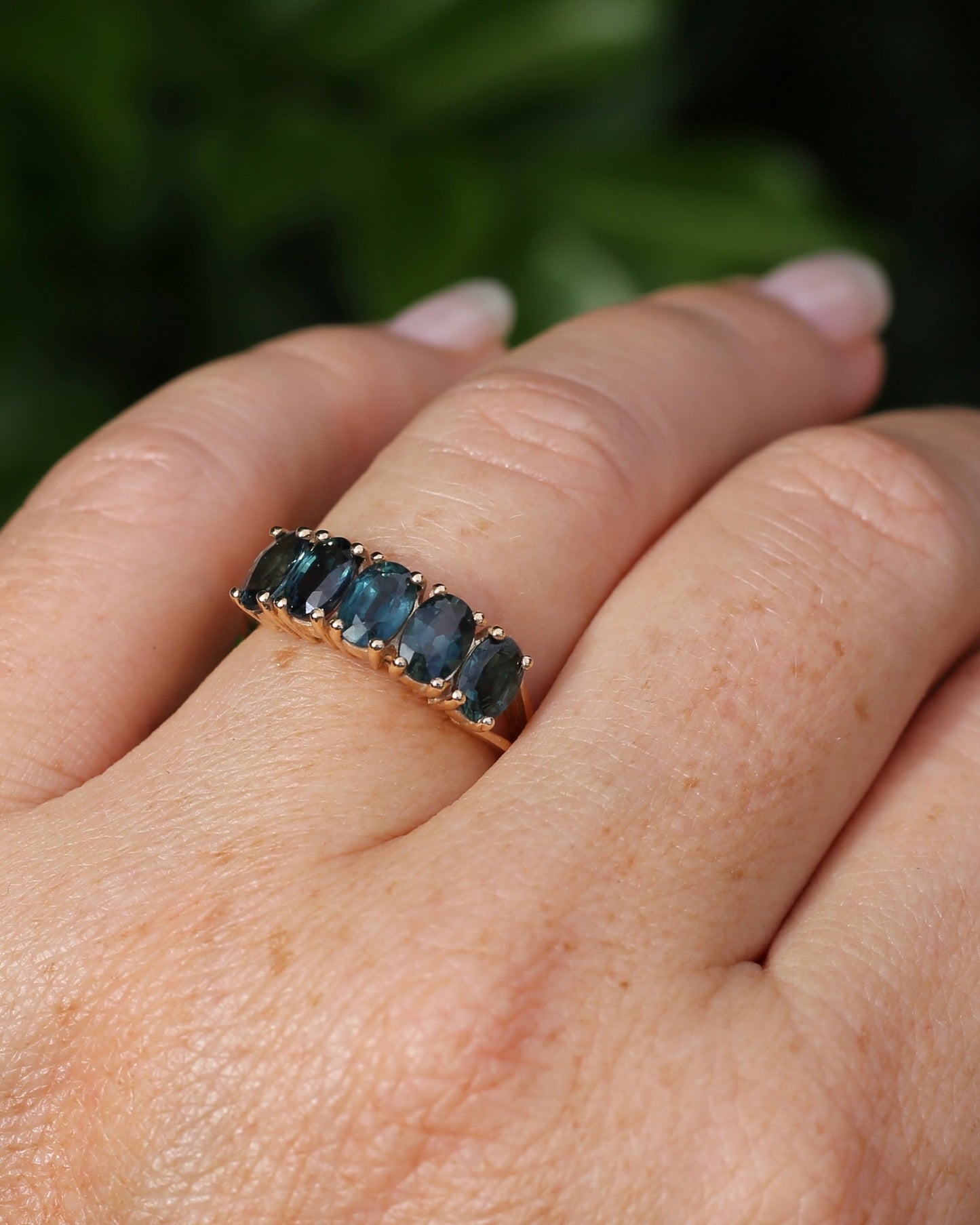 Vintage 3.25ct Five Stone Parti Sapphire Ring, 9ct Yellow Gold, size O1/2 or 7.5 with valuation, 3.05g