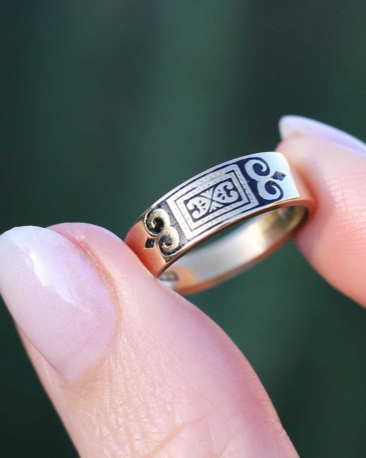 Antique Early Australian J. M. Wendt Enamel Set Band, 18ct Yellow Gold, size N or just over 6.5 (fits more like an M-M1/2 due to width)
