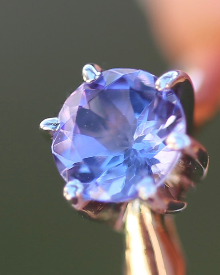 1ct Natural Tanzanite 6 Claw Ring, 10ct Rose and White Gold, size N1/2 or just under 7, 2.49g