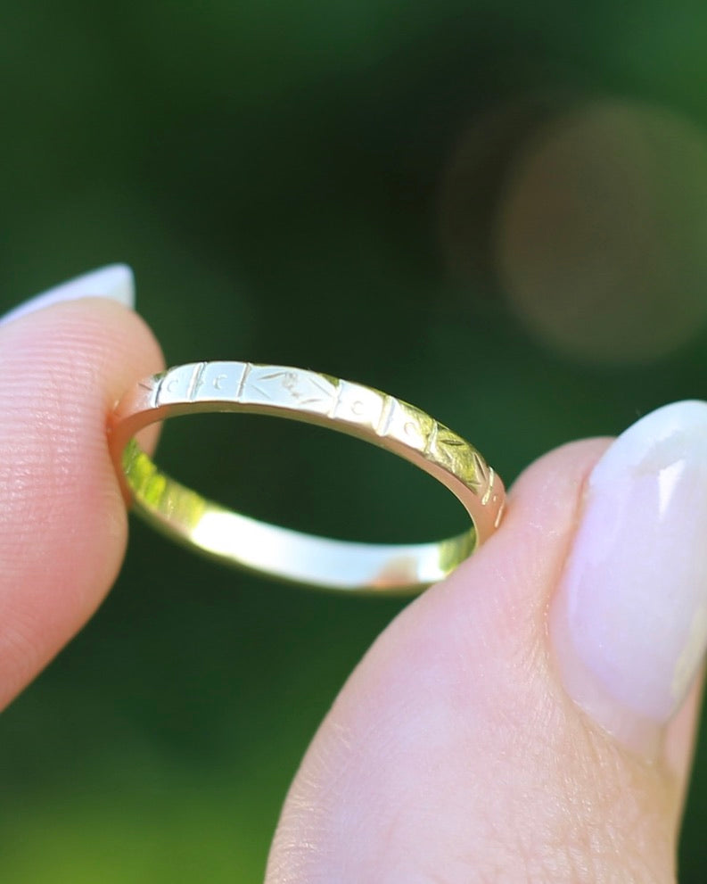 Early Australian "APEX" Patterned Wedder by Rodd and co., 18ct Yellow Gold, size O or 7.25, 2.3g