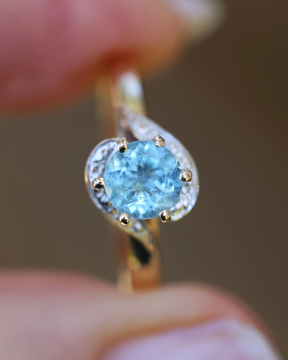 0.85ct Apatite Solitaire in Mixed Metal Solitaire, 9ct Yellow and White Gold, size 7.5 or just over O1/2, 2.1g