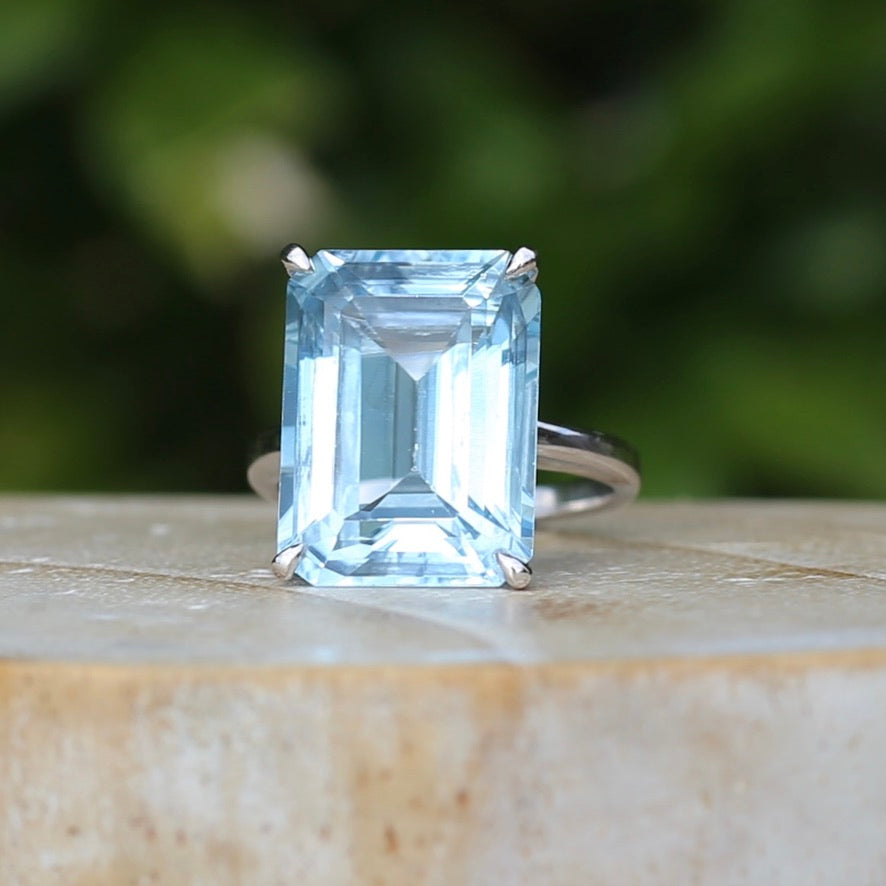 Stunning 15.41ct Emerald Cut Blue Topaz in 14ct White Gold Ring, size L or 5.5