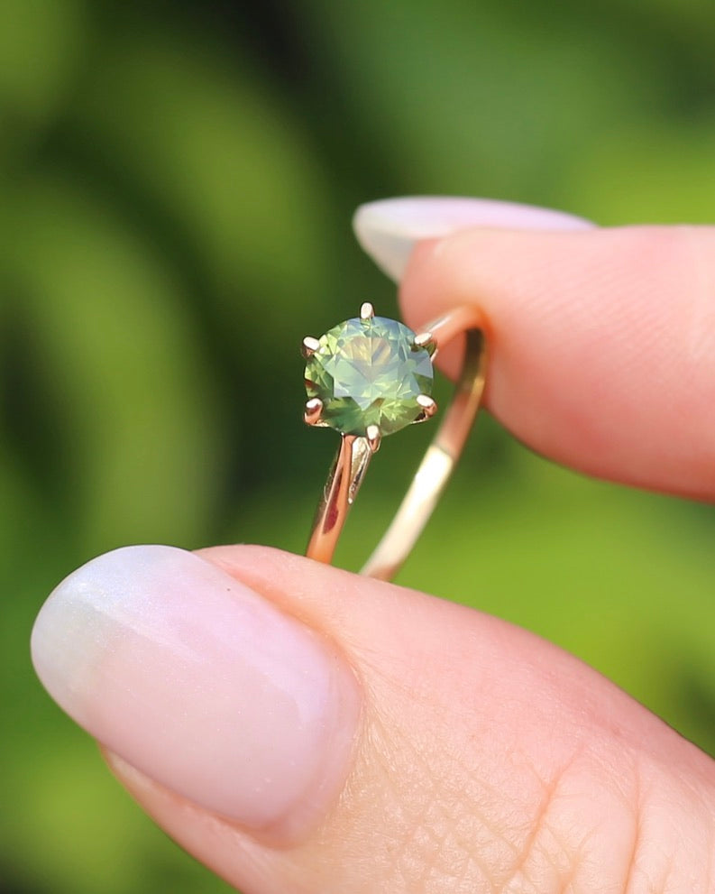 1.38ct Deep Yellowish Green Sapphire 6 Claw Ring, 14ct Yellow Gold, size 7 or just under O, 1.62g, with valuation