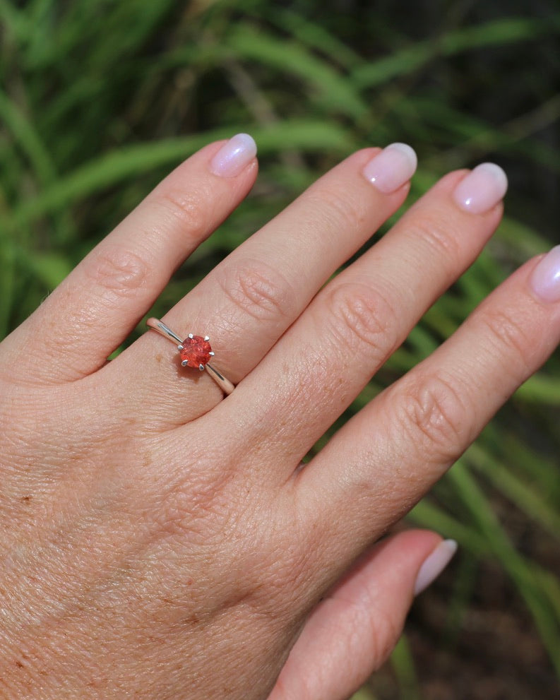 0.9ct Peach Spinel in 6 Claw Solitaire Ring, Sterling Silver, size Q1/2 or 8.25, 1.94g