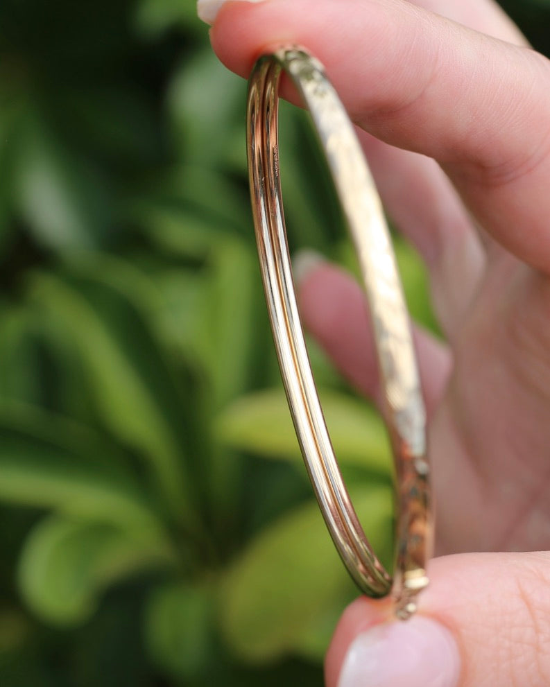 Decorative Engraved Oval 9ct Coil Bangle with Safety Clasp, British Made, 9ct Yellow Gold,4.41g