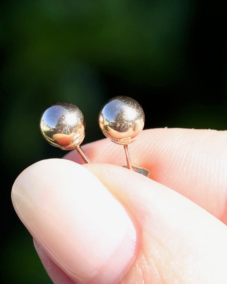 6mm 9ct yellow gold ball studs, 0.37g