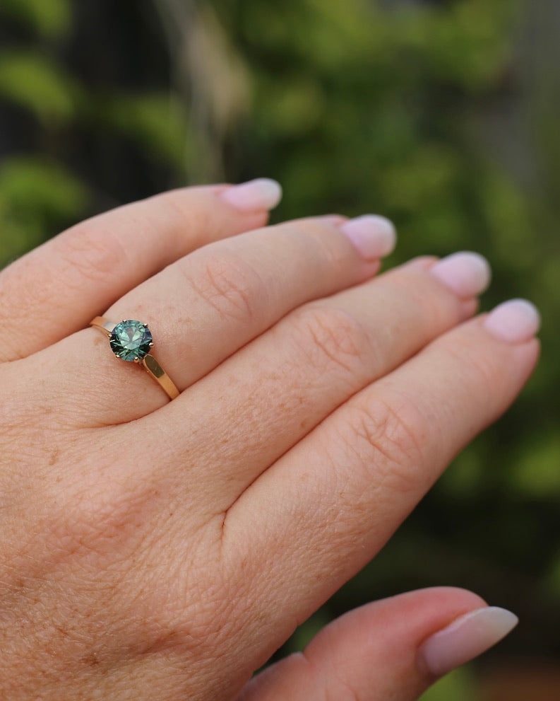 1.36ct Teal Parti Sapphire in Vintage 6 Claw 14ct Yellow Gold Ring, size O or 7.25, 1.96g, with valuation