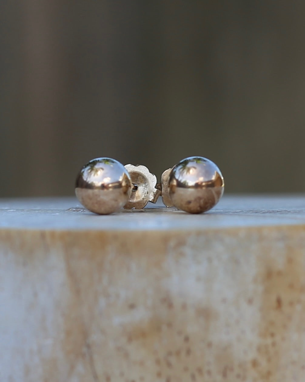 6mm 9ct yellow gold ball studs, 0.37g