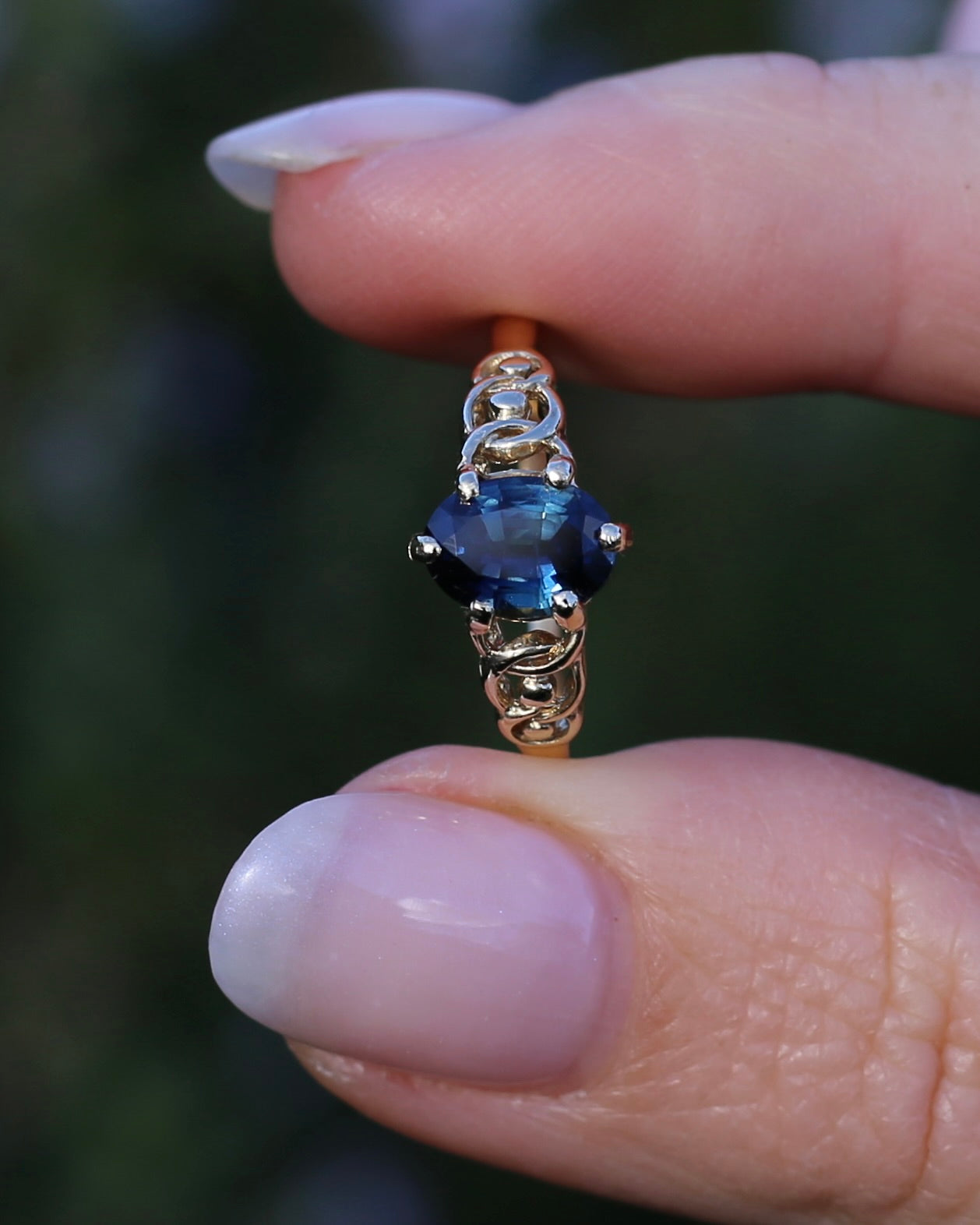 1.5ct Natural Australian Sapphire in 6 Claw Set Ring with Rope Detail Shoulders, 9ct Yellow Gold, size 8 or Q, 1.79g
