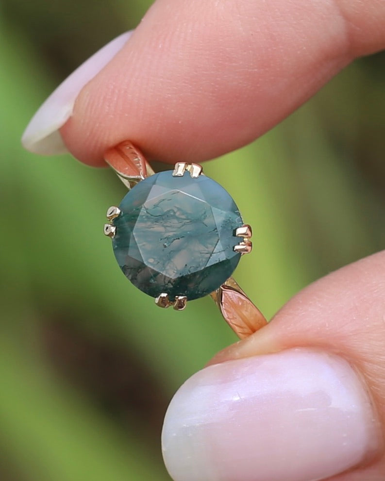 3ct Round Moss Agate Double Claw Set Ring, 9ct Yellow Gold, size N or 6.75, 4.11g