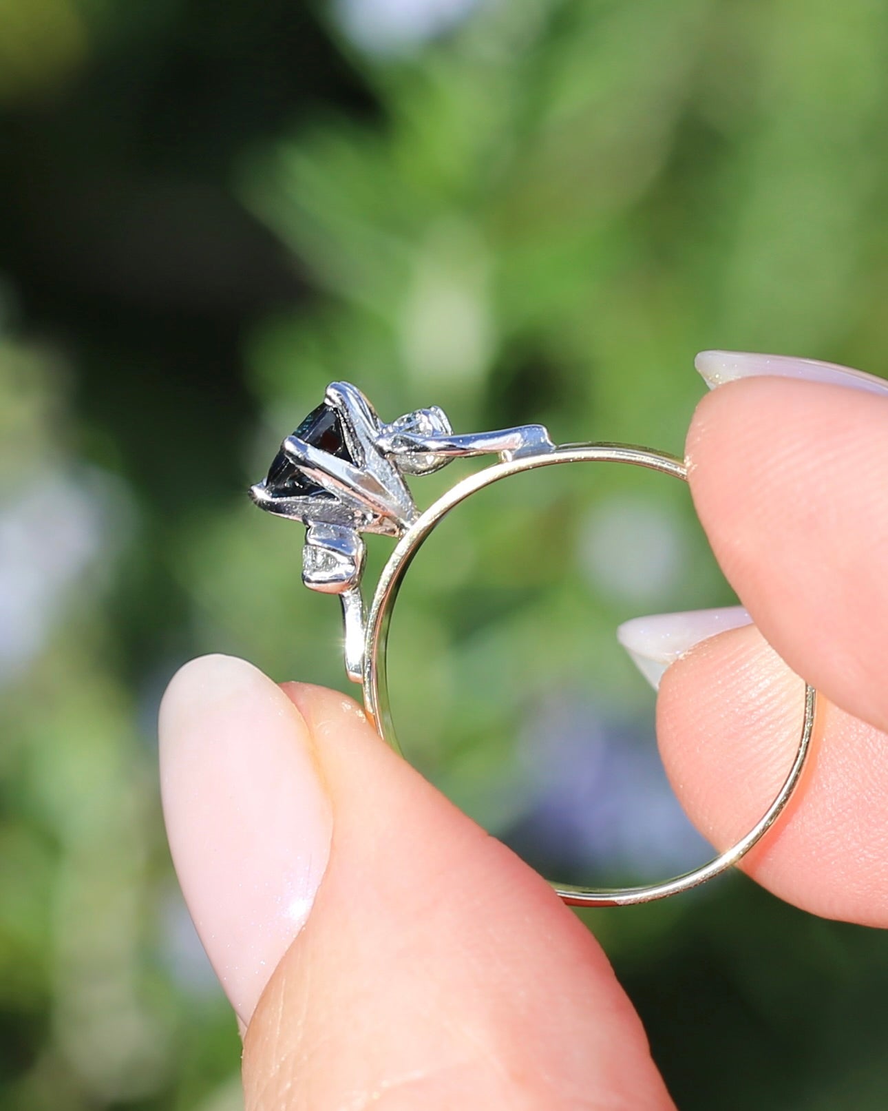 1ct Dark Blue Natural Sapphire with White Side Stones, 9ct Yellow and White Gold, size 9 or S, 2.23g