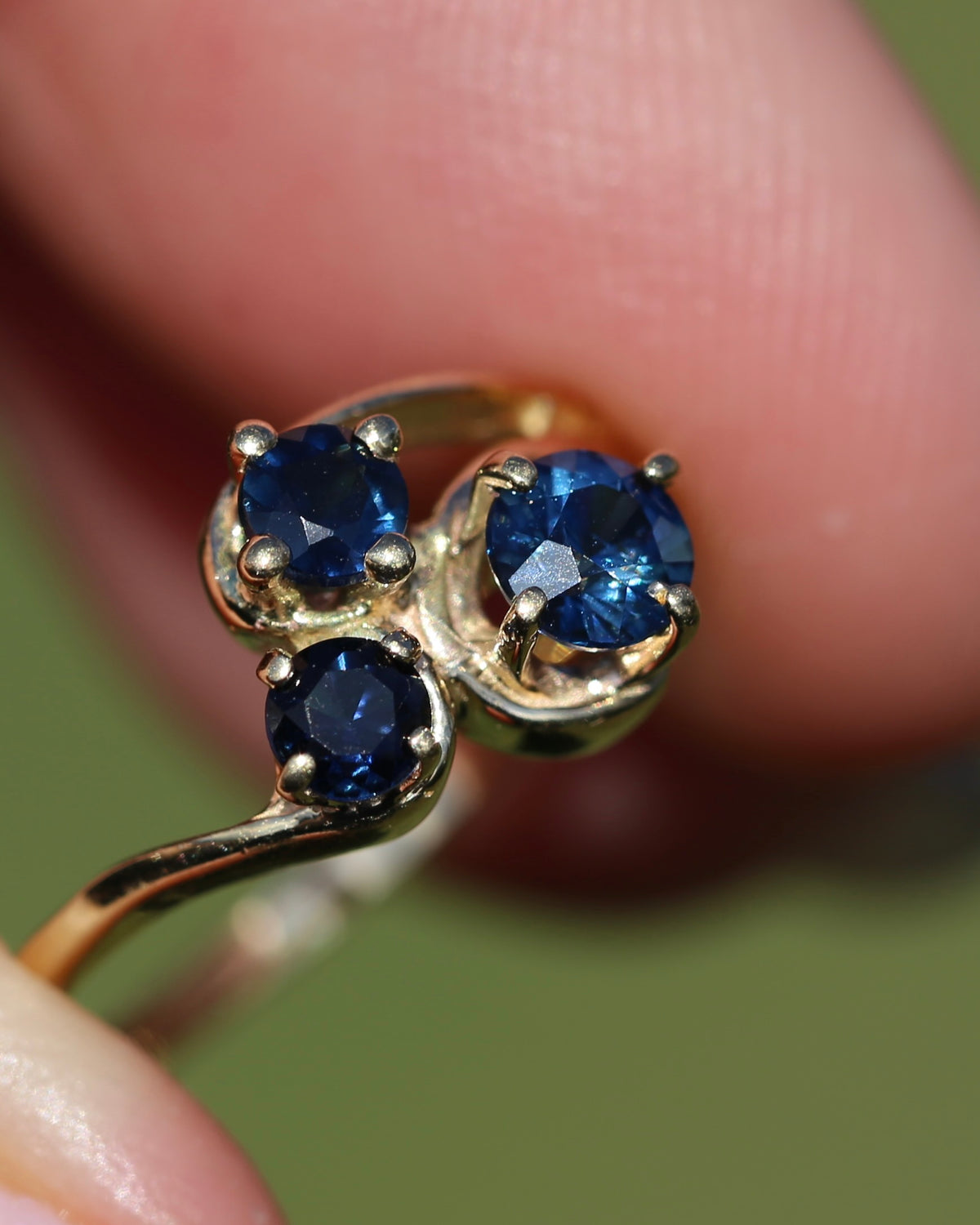 Asymetric Trilogy Blue Sapphire Ring, 9ct Yellow Gold, size K or 5.5, 2.1g
