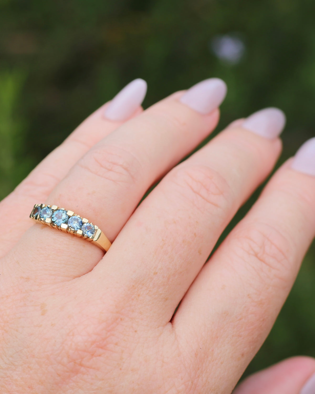 1.15ct Blue and Yellow Parti Sapphire Five Stone Ring in Angular Settings, 9ct Yellow Gold, size O or 7.25, 2.78g