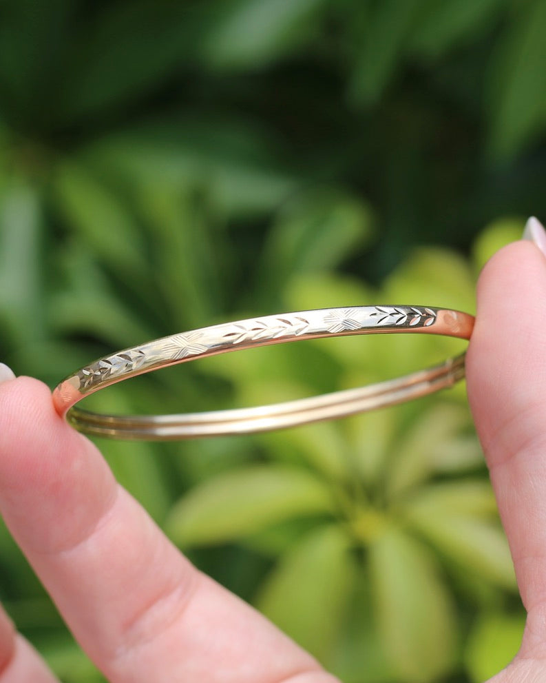 Decorative Engraved Oval 9ct Coil Bangle with Safety Clasp, British Made, 9ct Yellow Gold,4.41g