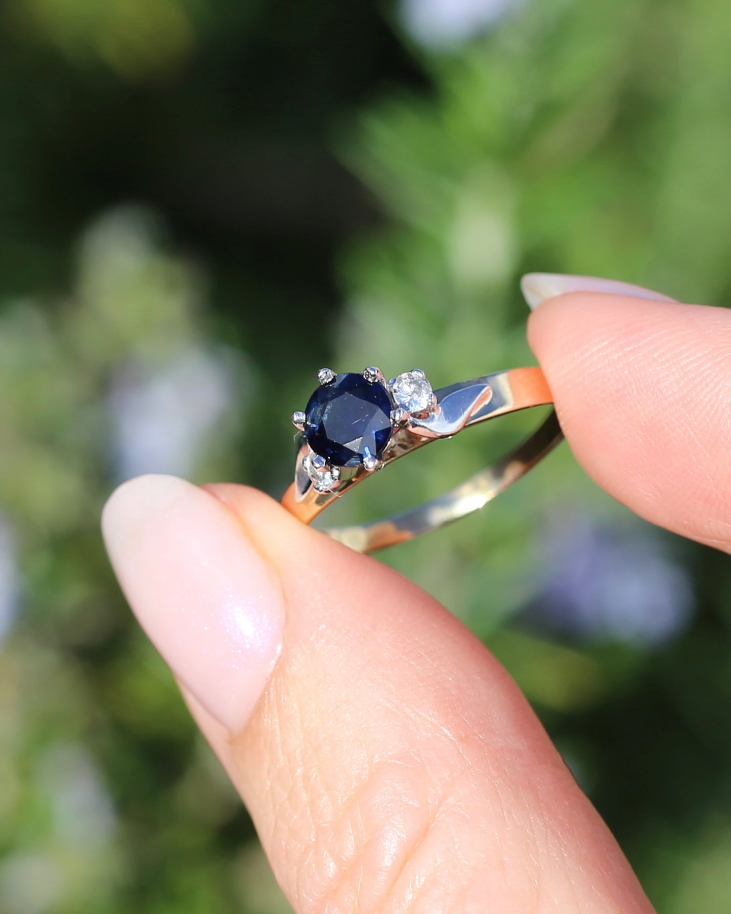 1ct Dark Blue Natural Sapphire with White Side Stones, 9ct Yellow and White Gold, size 9 or S, 2.23g