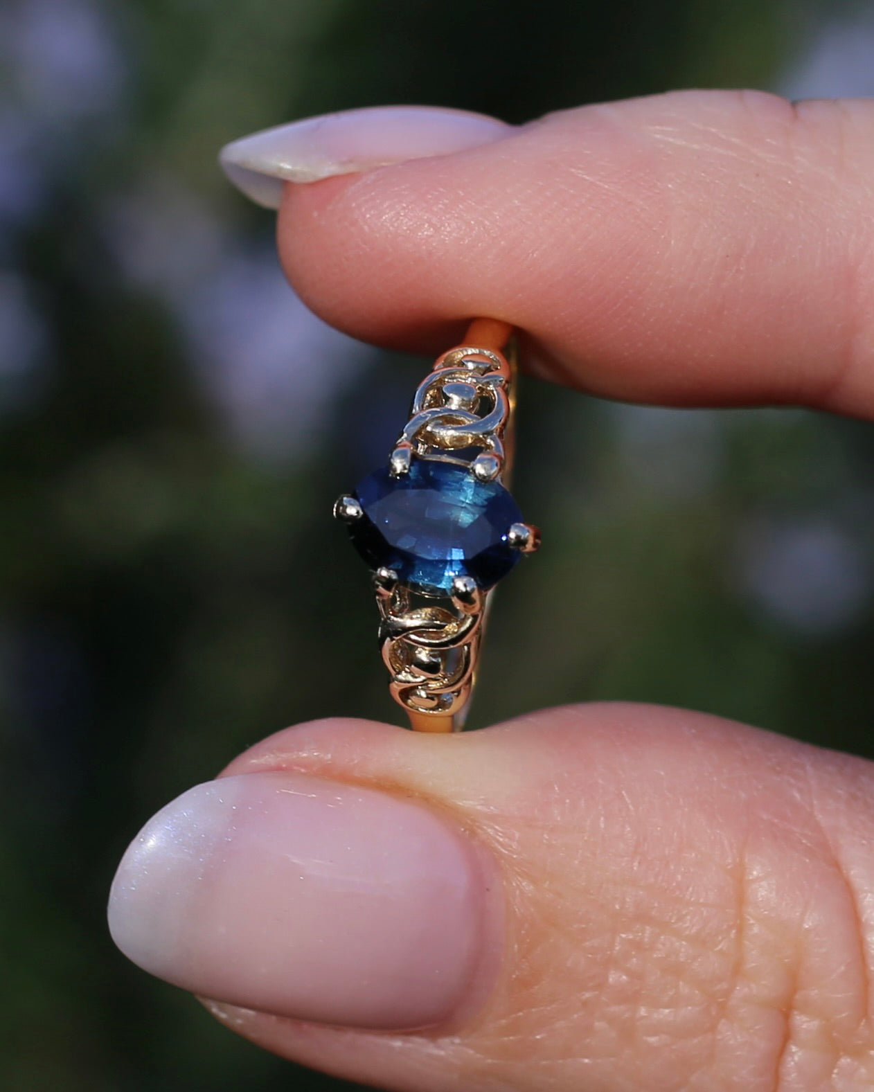 1.5ct Natural Australian Sapphire in 6 Claw Set Ring with Rope Detail Shoulders, 9ct Yellow Gold, size 8 or Q, 1.79g