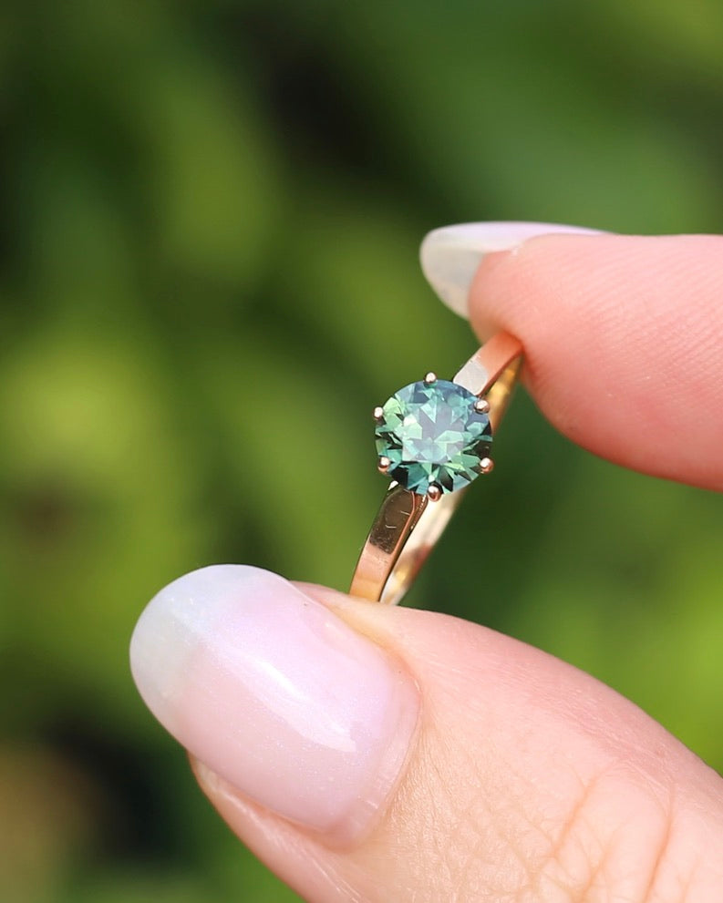 1.36ct Teal Parti Sapphire in Vintage 6 Claw 14ct Yellow Gold Ring, size O or 7.25, 1.96g, with valuation