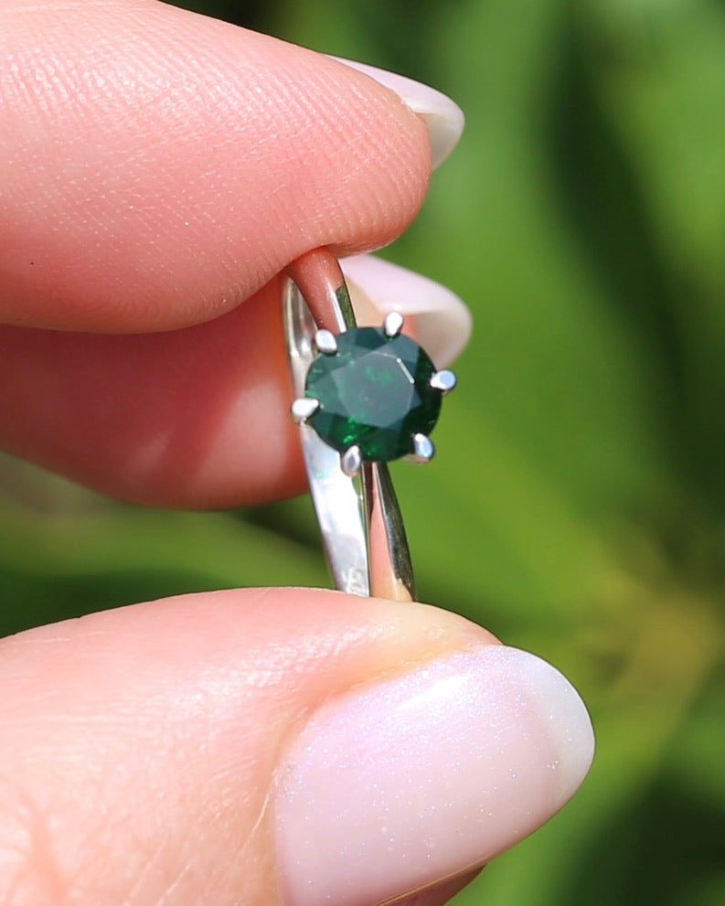 1.1ct Tsavorite Green Garnet in 6 Claw Solitaire Ring, Sterling Silver, size N or 6.75, 1.85g