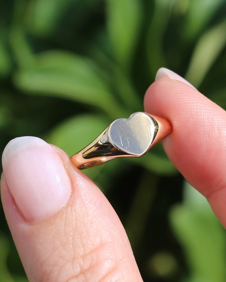 1973 Made Birmingham Heart Shaped Signet Ring, 9ct Yellow Gold, size R or 8.75, 2.91g