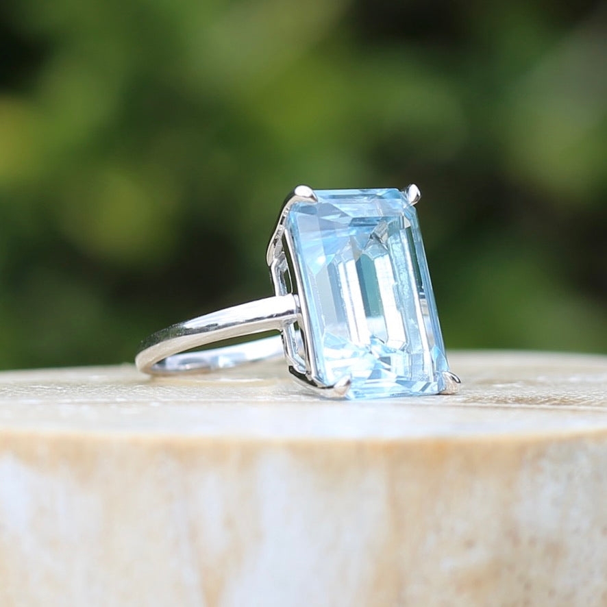 Stunning 15.41ct Emerald Cut Blue Topaz in 14ct White Gold Ring, size L or 5.5