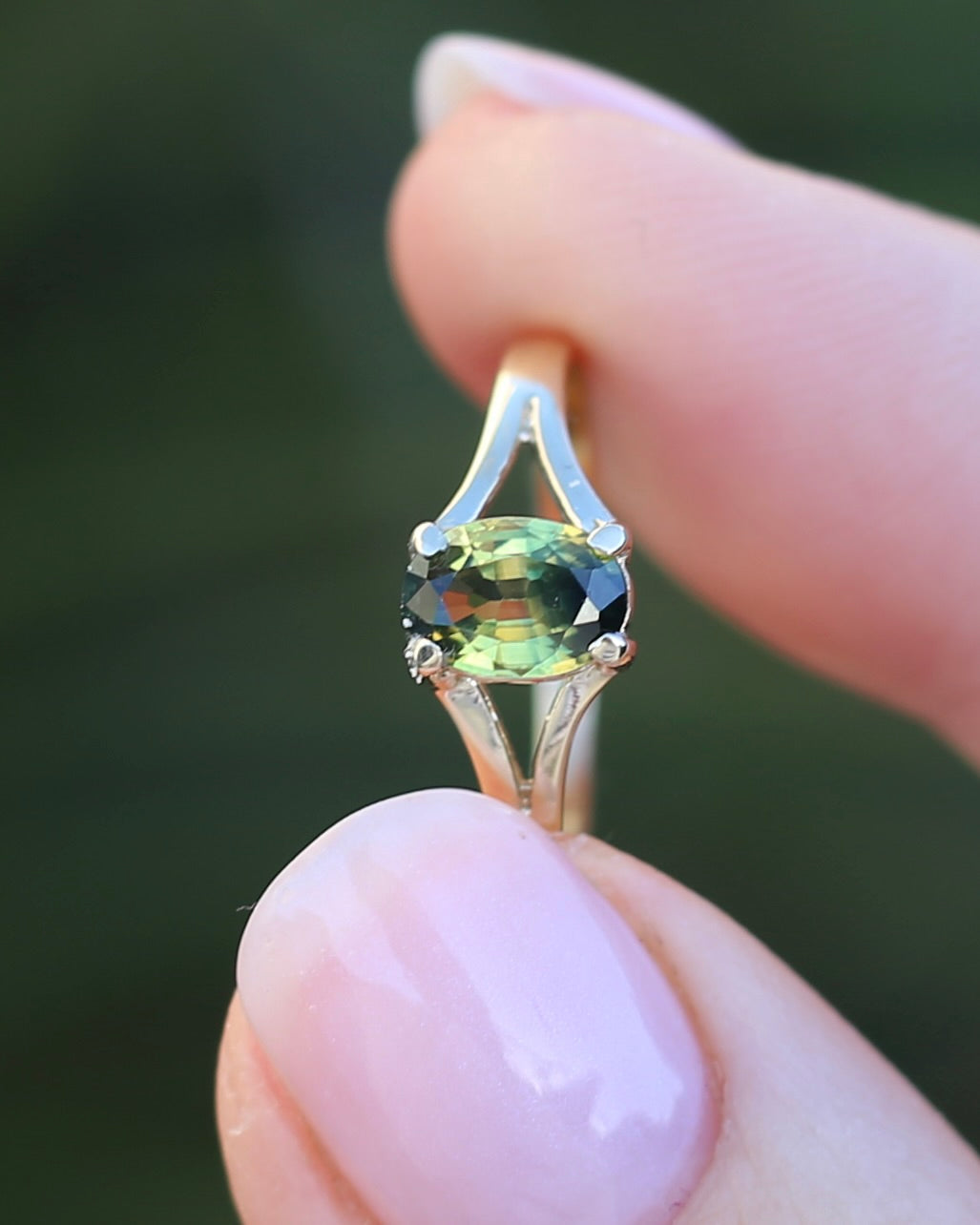 1.15ct Oval Parti Sapphire Split Shoulder Solitarie Ring, 9ct Yellow Gold, size O1/2 or 7.5, 1.59g