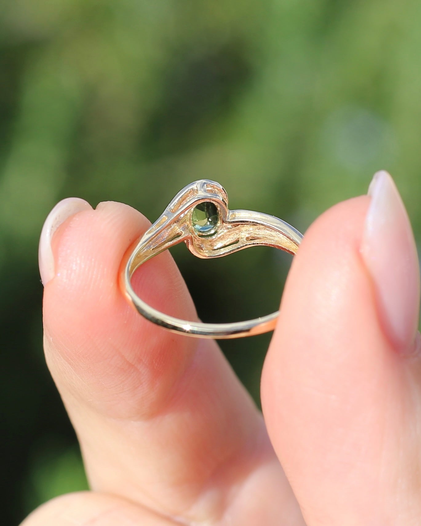 0.6ct Oval Green Australian Sapphire Ring, 10ct Yellow Gold, size N or 6.75, 1.56g
