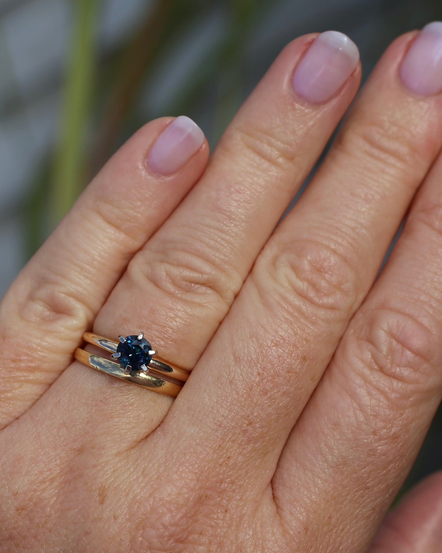 0.8ct Natural Teal Blue Sapphire in 14ct 6 Claw White Gold Setting on 14ct Yellow Gold Band, size N1/2 or just under 7, 2.51g