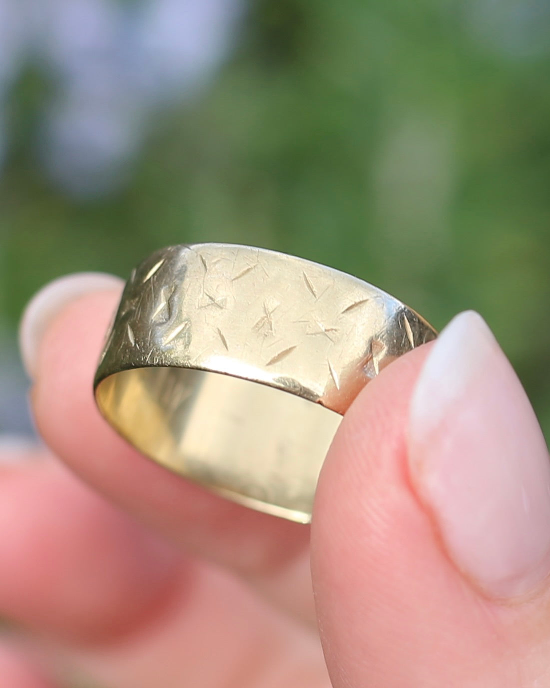 1977 London Made Wide Band with Diamond Cut Pattern, 9ct Yellow Gold, size W or 11 (fits more like a U-U1/2 due to width, 4.75g