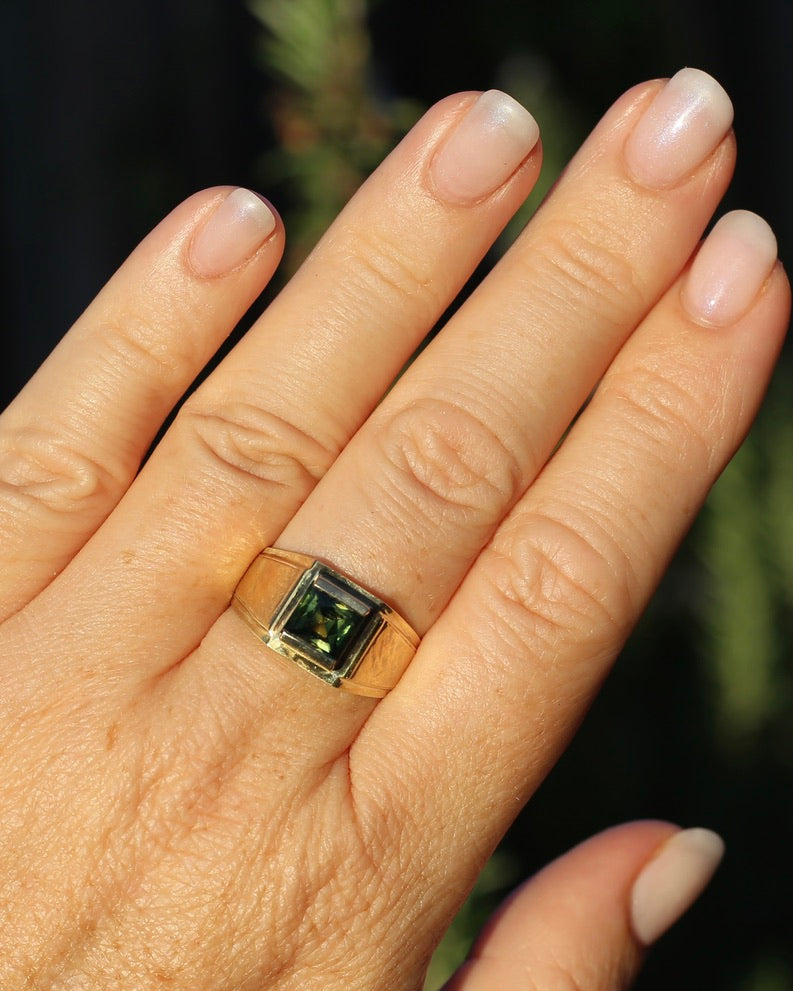 Circa 1950s 2.05ct Natural Unheated Parti Sapphire Signet Ring, 18ct Yellow Gold, size T1/2 or just under 10, 6.59g