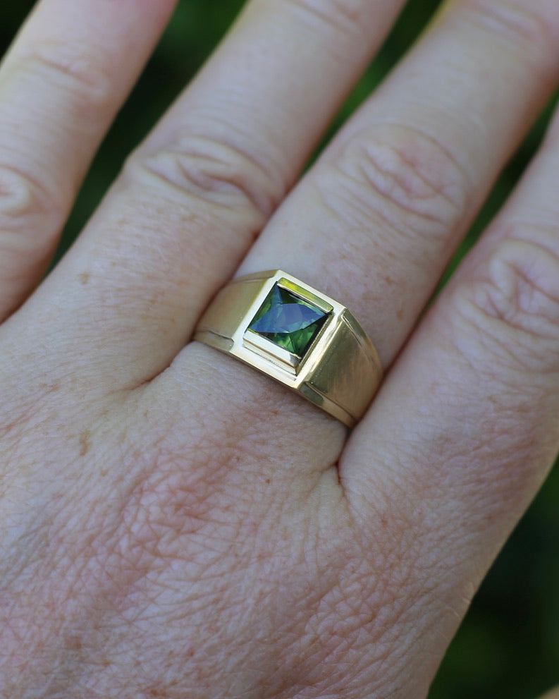 Circa 1950s 2.05ct Natural Unheated Parti Sapphire Signet Ring, 18ct Yellow Gold, size T1/2 or just under 10, 6.59g